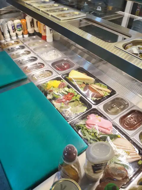 Taze malzemelerin durduğu soğuk vitrin